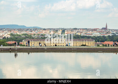 Wien Österreich. 10 2018, Schloss Schönbrunn Schloss Ansicht von der Gloriette bei niedrigen mit dem Teich spiegelt den Himmel gegen Stadtbild Stockfoto