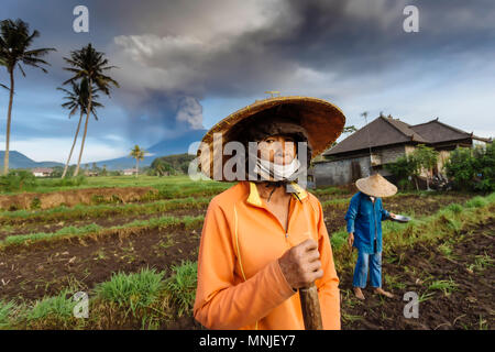 Portrait indonesische Frau mit Vulkan Agung im Hintergrund. Bali Indonesien Stockfoto