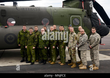 Zehn Soldaten mit der Kanadischen 450 taktische Helicopter Squadron der Östlichen Armee Aviation Training Website 6. März tourte Studenten aus Ihrer Einheit an der CH-47 Chinook - spezifische Kurse zu besuchen und ein besseres Verständnis der Funktionen EAATS' zu gewinnen. Fort Indiantown Gap und EAATS sind stolz auf die wertvollen Schulungen für unsere Partner unter unseren Verbündeten und föderalen, staatlichen und lokalen Behörden bereitgestellt. Stockfoto