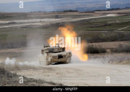 FORT HOOD, Texas - ein Tank aus der 3. Gepanzerten Brigade Combat Team, "grauwolf", 1.Kavallerie Division feuert eine Runde auf einem Ziel während des Monats der Brigade - lange Schießwesen crew Qualifikationen. Die Brigade kehrte von einer Bereitstellung in Kuwait zur Unterstützung der Operationen Spartan Schild im vergangenen November. Stockfoto