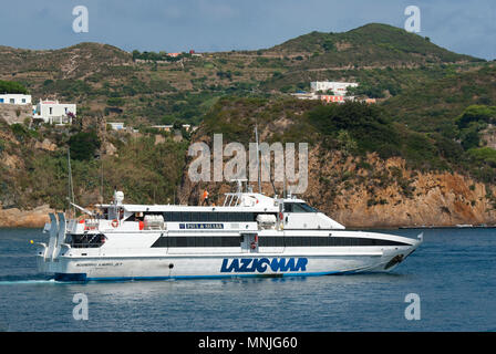 Fähre verlassen die Insel Ponza Hafen nach Terracina, Latium, Italien Stockfoto