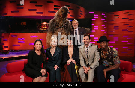 (Hintere Reihe) Star Wars Chewbacca und host Graham Norton mit (sitzend von links nach rechts) Gloria Estefan, Emilia Clarke, Phoebe Waller-Bridge, David Tennant und Leon Brücken während der Dreharbeiten für die Graham Norton Show auf BBC Studioworks in London, auf BBC One am Freitag ausgestrahlt werden. PRESS ASSOCIATION. Bild Datum: Donnerstag, Mai 17, 2018. Photo Credit: PA Bilder im Namen von So TV Stockfoto