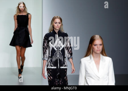 Modelle, die auf dem Laufsteg an der Jean Pierre Braganza fashion show bei der Londoner Fashion Week SS 2014. Somerset House, London, 13. September 2014 --- Bild von: © Paul Cunningham Stockfoto