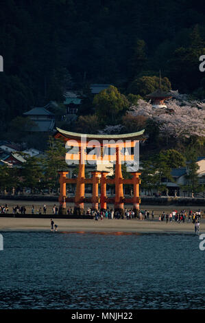 Itsukushima Schrein bei Sonnenuntergang auf der Insel Miyajima, Japan Stockfoto