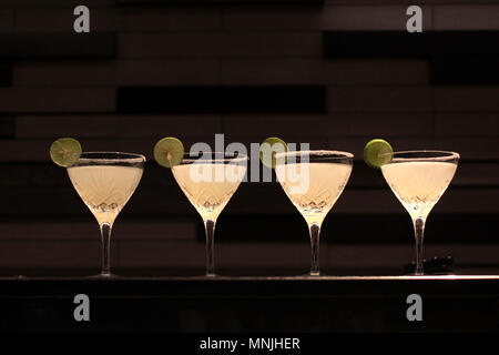 Classic Margarita Cocktail mit Limetten in Scheiben schneiden und salzig Rim Stockfoto