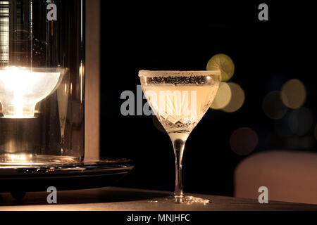 Classic Margarita Cocktail mit Limetten in Scheiben schneiden und salzig Rim Stockfoto