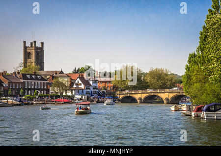 OXFORDSHIRE, UK - Mai 06, 2018: die malerischen Blick auf Kirche und Henley Bridge über die Themse. Henley on Thames ist von einer wunderschönen Landschaft übersehen. Stockfoto