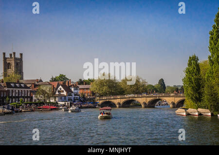 OXFORDSHIRE, UK - Mai 06, 2018: die malerischen Blick auf Kirche und Henley Bridge über die Themse. Henley on Thames ist von einer wunderschönen Landschaft übersehen. Stockfoto