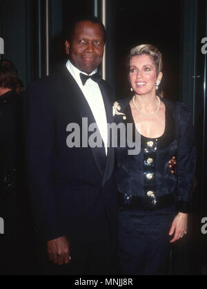 BEVERLY HILLS, Ca - 26. Oktober: (L-R) Schauspieler Sidney Poitier und Frau Joanna Shimkus nehmen an der 1990 Carousel Ball der Hoffnung der Barbara Davis Center für Kinderdiabetes auf Oktober 26,1990 im Beverly Hilton Hotel in Beverly Hills, Kalifornien, zu profitieren. Foto von Barry King/Alamy Stock Foto Stockfoto