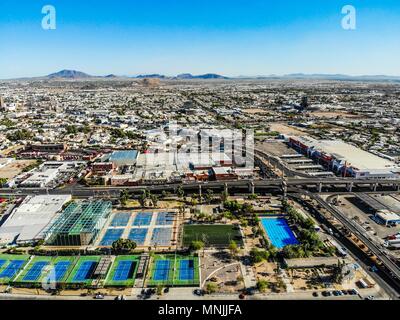Luftaufnahme von Swimmingpools, Tennisplätze, Basketballplatz, Boulevard, Brücke, Straße Distributor. Automobilverkehr. Hector Espino Stadion. Mex Stockfoto