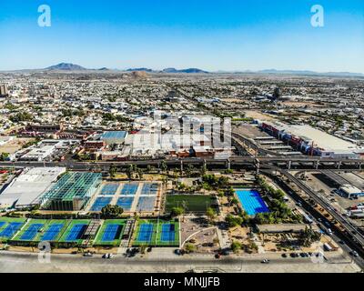 Luftaufnahme von Swimmingpools, Tennisplätze, Basketballplatz, Boulevard, Brücke, Straße Distributor. Automobilverkehr. Hector Espino Stadion. Mex Stockfoto