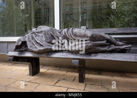 Housing Crisis, Obdachloser Jesus oder Jesus die Obdachlose Statue, kanadischer Künstler Timothy Schmaltz, Regis College, University of Toronto, Ontario, Kanada Stockfoto