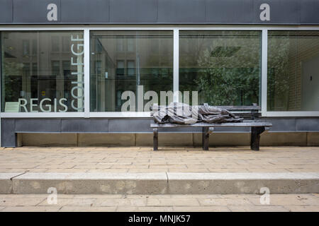 Housing Crisis, Obdachloser Jesus oder Jesus die Obdachlose Statue, kanadischer Künstler Timothy Schmaltz, Regis College, University of Toronto, Ontario, Kanada Stockfoto