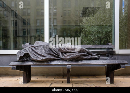 Housing Crisis, Obdachloser Jesus oder Jesus die Obdachlose Statue, kanadischer Künstler Timothy Schmaltz, Regis College, University of Toronto, Ontario, Kanada Stockfoto