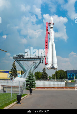 Die weltweit ersten bemannten Rakete "Wostok" in einer Ausstellung in der Stadt Moskau, Russland Stockfoto