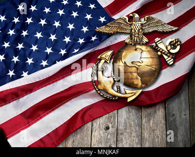 Marine Adler, Globus und mit amerikanischer Flagge Hintergrund verankern. Stockfoto