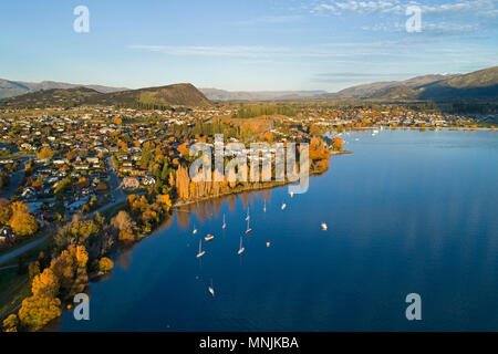Wanaka und Lake Wanaka im Herbst, Otago, Südinsel, Neuseeland - drone Antenne Stockfoto