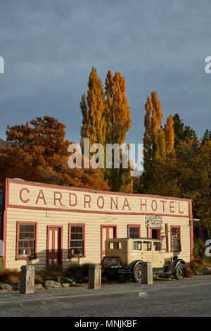 Historisches Cardrona Hotel und Vintage Auto, in der Nähe von Wanaka, Südinsel, Neuseeland Stockfoto