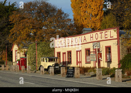 Historisches Cardrona Hotel und Vintage Auto, in der Nähe von Wanaka, Südinsel, Neuseeland Stockfoto