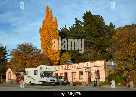 Wohnmobil und historische Cardrona Hotel, in der Nähe von Wanaka, Südinsel, Neuseeland Stockfoto