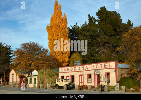 Historisches Cardrona Hotel und Vintage Auto, in der Nähe von Wanaka, Südinsel, Neuseeland Stockfoto