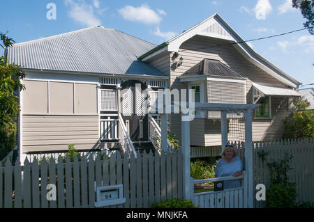 Queenslander Stil Holz Home Ca. 1913, in der Regel Jugendstil dekorativen Motiven, Brisbane, Australien Stockfoto