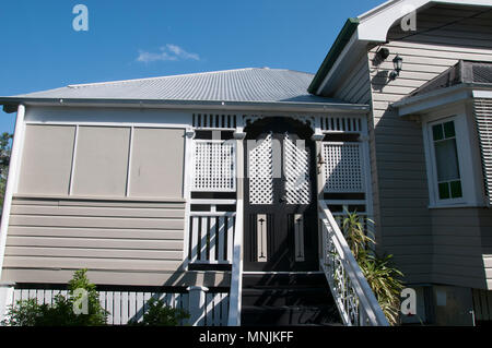 Queenslander Stil Holz Home Ca. 1913, in der Regel Jugendstil dekorativen Motiven, Brisbane, Australien Stockfoto