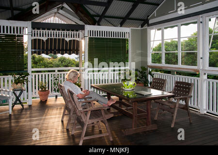 Queenslander Stil Holz Home Ca. 1913, in der Regel Jugendstil dekorativen Motiven, Brisbane, Australien Stockfoto