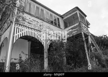 Eine vernachlässigte Queenslander Stil Holz Home, Ca. 1913, mit der die Farbe blätterte ab, Brisbane, Australien Stockfoto