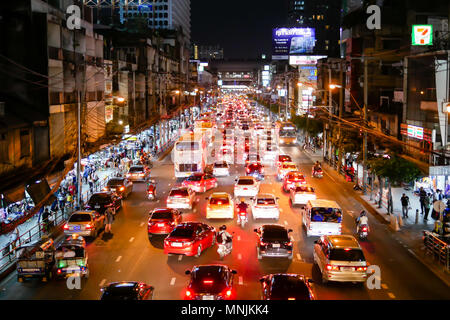 BANGKOK, THAILAND - Januar 8, 2018: Blick auf die Stadt der Pratunam Markt, dem größten Markt für Shopping Kleidung in Bangkok mit Stau in der rush hour ea Stockfoto