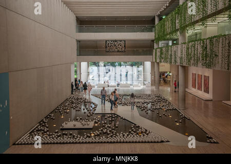 Installationen im Atrium der Queensland Art Gallery, Brisbane, Queensland, Australien, Mai 2018 Stockfoto