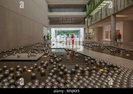 Installationen im Atrium der Queensland Art Gallery, Brisbane, Queensland, Australien, Mai 2018 Stockfoto