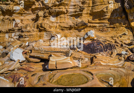 Felsbrocken von der Klippe am südlichen Ende der Bucht von Maitland, Bouddi National Park, Central Coast, New South Wales, Australien gefallen Stockfoto