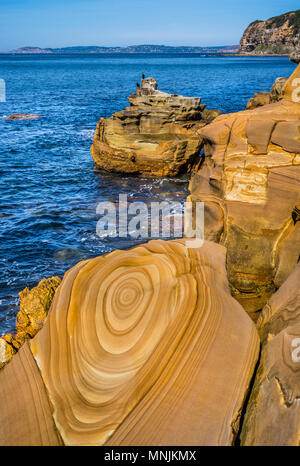 Schön paterned Hawksbury Sandstein in Maitland Bay, die dekorative braune Linien und Markierungen sind durch eisenhaltige Wasser gebildet worden und sind bekannt als Stockfoto