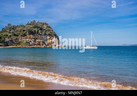 Einsame Yacht an bouddi Punkt, Maitland Bay, Bouddi National Park, Central Coast, New South Wales, Australien günstig Stockfoto