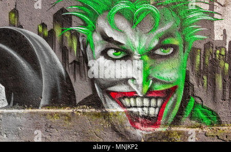 Originelle und farbenfrohe, menschliches Gesicht Graffiti. Moderne Street Art. Stockfoto