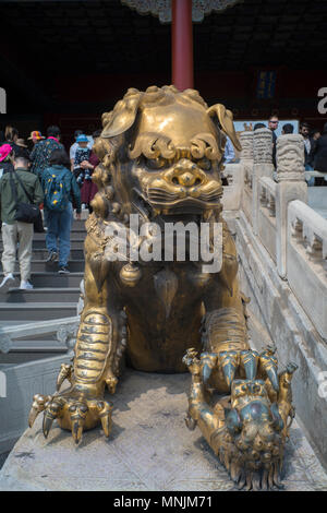 Bronzene Löwen in der Verbotenen Stadt in Peking China Stockfoto