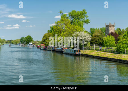 Blick auf die Schärfe - Gloucester canal mit dem Hl. Jungfrau Maria Kirche im Hintergrund, Frampton auf Severn, Gloucestershire, VEREINIGTES KÖNIGREICH Stockfoto