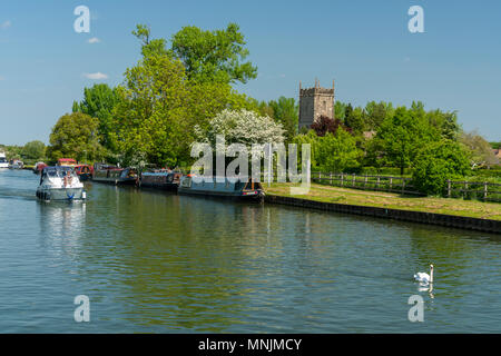 Blick auf die Schärfe - Gloucester canal mit dem Hl. Jungfrau Maria Kirche im Hintergrund, Frampton auf Severn, Gloucestershire, VEREINIGTES KÖNIGREICH Stockfoto