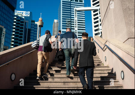 07.05.2018, Sydney, New South Wales, Australien - Menschen sind auf dem Weg zurück von Darling Harbour mit der Skyline des Central Business District. Stockfoto