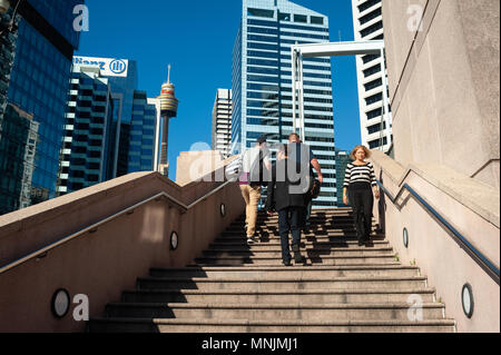 07.05.2018, Sydney, New South Wales, Australien - eine Frau ist auf dem Weg zum Darling Harbour, die mit der Skyline von Sydney Central Business District. Stockfoto