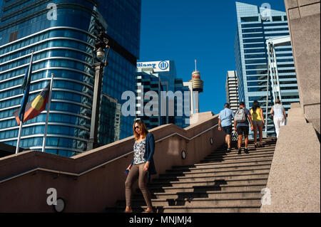 07.05.2018, Sydney, New South Wales, Australien - eine Frau ist auf dem Weg zum Darling Harbour, die mit der Skyline von Sydney Central Business District. Stockfoto