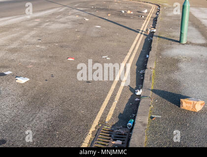 Wurf am Straßenrand. Essen und Getränke Behältern und anderen Müll nach links auf eine Straße, Nottingham, England, Großbritannien Stockfoto