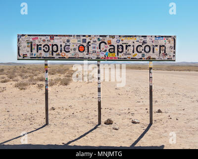 Straße durch den Namib-Naukluft-Nationalpark, Tropic of Capricorn sign Stockfoto