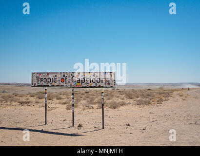 Unbefestigte Straße durch den Namib-Naukluft-Nationalpark. Tropic of Capricorn sign Stockfoto