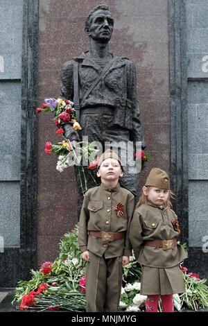 Transnistrien-Kinder in sowjetischer Militäruniform stehen vor der Gedenkstätte für Ruhm, die an die Gefallenen des Transnistrienkrieges 1990-1992 erinnert. Sie befindet sich auf dem Suworow-Platz am 9. Mai, die an den Sieg der Sowjetunion über Nazi-Deutschland in der Hauptstadt Tiraspol erinnert Verwaltungszentrum der international anerkannten Grenzen Moldaus unter de facto Kontrolle der nicht anerkannten Republik Pridnestrowien Moldawien, auch Transnistrien (PMR) genannt, seit 1992. Stockfoto