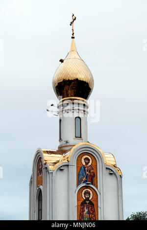 Die orthodoxe Kapelle des Hl. Georg am Denkmal der Herrlichkeit, die im Gedenken an die Gefallenen des 1990-1992 Transnistrien Krieg auf Suvorov Square in Tiraspol die Hauptstadt und das Verwaltungszentrum der international anerkannten Grenzen der Republik Moldau unter der De-facto-Kontrolle der nicht anerkannten Moldawischen Republik Transnistrien Pridnestrovian (PMR) seit 1992. Stockfoto