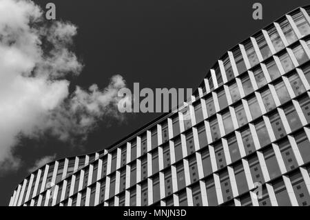 Schwarz-weiß-Bild zu einem geschwungenen Dach einer modernen Stadt Gebäude in London. Stockfoto