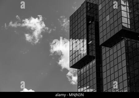 Schwarz-weiß-Bild zu eine Wolke in einem modernen Bürogebäude in London wider Stockfoto