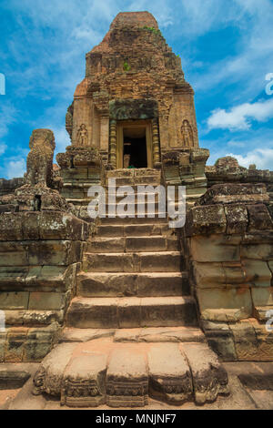 Der zentrale Turm des traditionellen quincunx Anordnung auf der oberen Terrasse an der Pre Rup Tempel in Angkor, Siem Reap, Kambodscha. Stockfoto